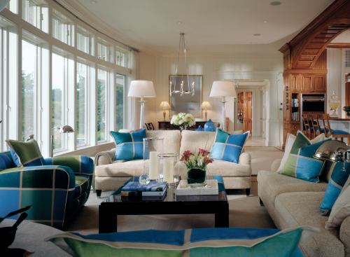 The home's many rounded features—including the windowed living room wall, the corner fireplace and chimney, and the gently turning staircase—recall the curvilinear lines of a boat.