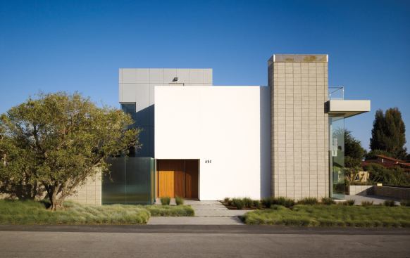 Simple geometric masses rendered in contrasting materials give this beach-view compound a highly sculptural quality.