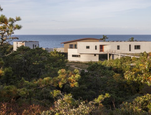 The+house+is+designed+to+appear+to+float+out+of+and+above+its+shifting%2c+sandy+site.+