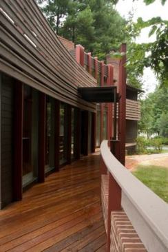 The solution "addresses the front entrance in such a way that it creates a grand sequence," said the judges.