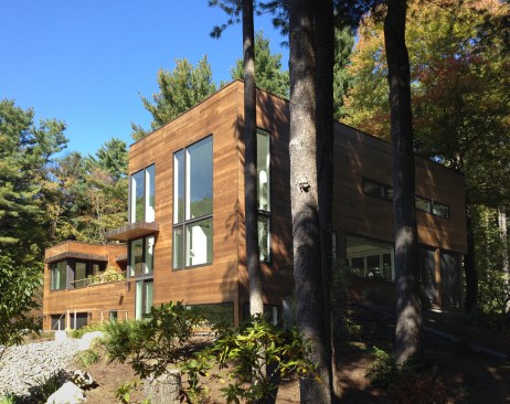 The+house+is+nestled+into+its+heavily+wooded+site.+