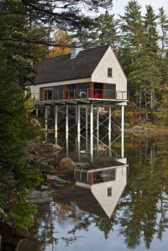 Pond House takes its name from its site, at the edge of a tidal saltwater pond on Maine’s Mount Desert Island. 