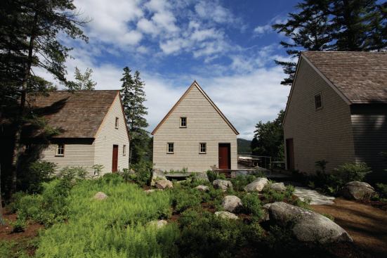 Decks connect the compound’s three pavilions and mediate between the buildings and the landscape. 