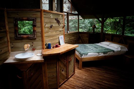 A bedroom in the El Castillo Mastate treehouse.