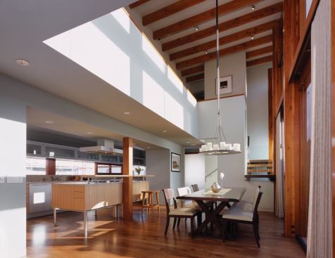 By opening the tall dining area to ocean views, the architects kept the room’s height from feeling oppressive.