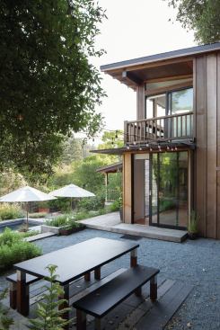 The glassy addition’s second level was stepped back to avoid overwhelming the tight lot. 