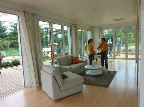 A fully retractable glazing system opens interior spaces to the outdoors for maximum cooling effects or encloses the house with insulated glass to provide relief from summer’s heat and humidity.
