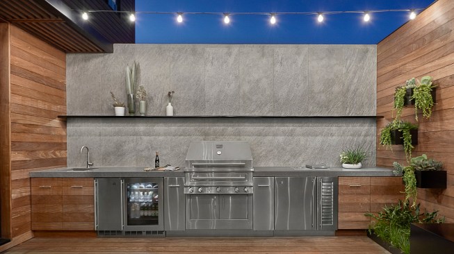 Sonoma in the City: When the owners acquired an adjacent lot to their Chicago home, dSPACE Studio reshaped the yard into four zones, including a kitchen, a spa terrace, a TV lounge, and a side yard, with design inspiration from California wine country.