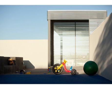The shade cube consists of a welded steel frame and galvanized steel stud tracks.