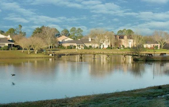 Level Homes’ premier communities feature lush landscaping, situated near large open spaces and multiple lakes.