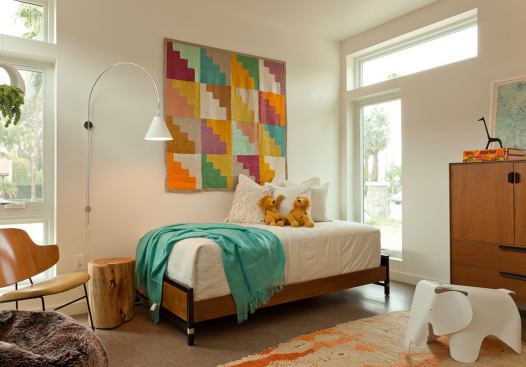 Sunlight floods the interiors, thanks to floor-to-ceiling panes of glass, clerestory windows, light tubes, and transom windows.
