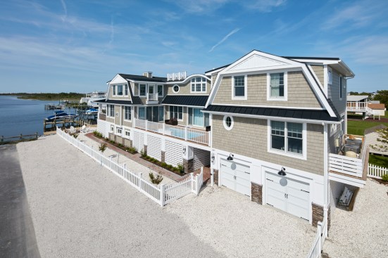 Point Break’s clients requested a central pool that ultimately determined the U-shaped layout to connect both interior and exterior spaces.