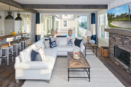 With the pool at the center of the layout, the owners and their guests can enjoy both interior and exterior spaces together.