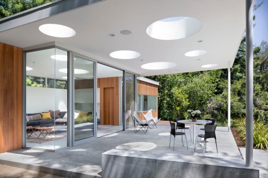 The Mill Valley Guesthouse by San Francisco-based architecture firm Turnbull Griffin Haesloop occupies a steeply sloping lot surrounded by mature cedar and redwood trees.