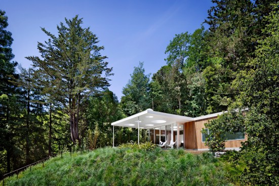 The Mill Valley Guesthouse by San Francisco-based architecture firm Turnbull Griffin Haesloop occupies a steeply sloping lot surrounded by mature cedar and redwood trees.