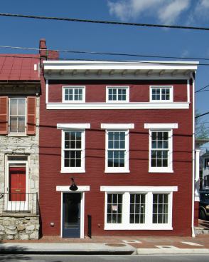 Different colors for each individual façade—red for the original house and blue for the addition in the read—help distinguish the separate residences and highlight the historic structure. 
