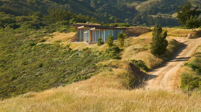 By using a green roof and burying the home’s water and propane storage tanks underground, Schicketanz preserved the surrounding area’s stunning views of the Pacific Ocean.
