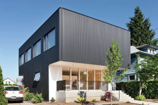 The architects expanded the one-and-a-half-story bungalow with a second-level cantilever—5 feet in front, 10 feet in back—that houses four bedrooms.