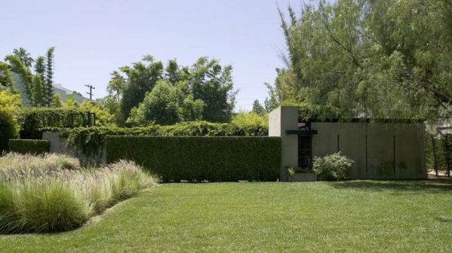 Kings Road House, West Hollywood, Calif., by R.M. Schindler. Chosen by 
Fernau & Hartman Architects. Photo: Timothy Sakamoto, 2011 in-D media, LLC.