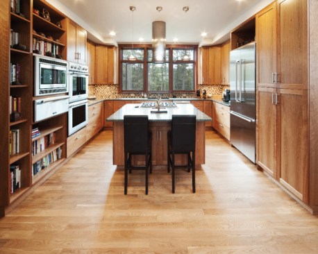 
  This elegant modern design strikes the right balance between
sociability (the seated snack bar) and privacy (the great room isn’t within
eyesight). 