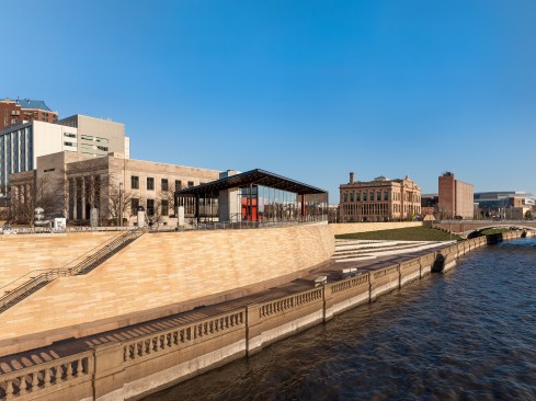 This 2,200 square foot pavilion and plaza occupy a prominent site along the Des Moines River. 