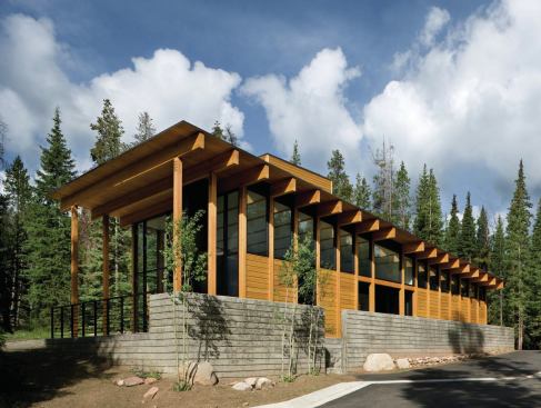 The single-story living-dining-entertaining pavilion is enclosed with storefront glazing.