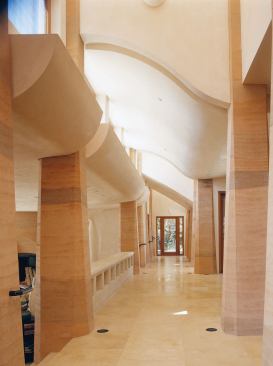 The reddish tone quarry waste for the Guitar House’s columns came from nearby Napa. Van der Ryn speced three different color mixes to suggest geologic strata.