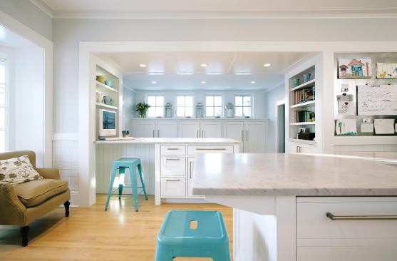 Architect Todd Hansen emphasized the kitchen's horizontality by using extra-long hardware and drawer fronts as well as a 12 and a half foot-long island.