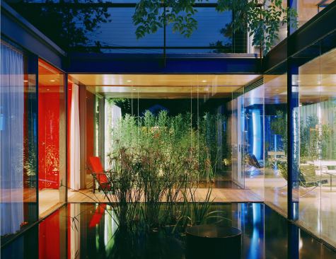 The use of water as an architectural element and the seamless inside-out flow were inspired by Asian architecture and landscape design.