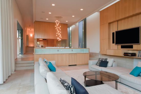 The open living spaces also step down to follow the site’s topography and feature tile floors and indirect daylight to keep things cool but bright inside.