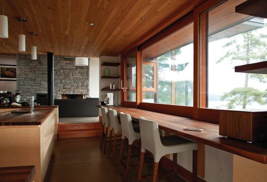 The Cliff House kitchen and dining area are strongly oriented toward the lake view.