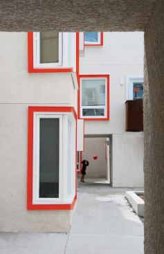 A central spine anchors 8-foot-by-12-foot and cantilevered 14-foot-by-12-foot modules.