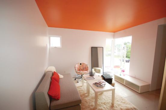 The 8-foot central band allows for each unit to have cross-ventilation and multiple facings. Most units have at least eight windows.