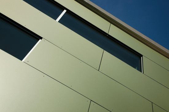 Trespa, a high-pressure laminate, is used on both courtyard walls and interior walls. Like the sliding window walls, it blurs the inside-outside line. 