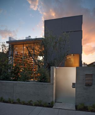 A long, narrow lot could have been a big headache, but architects Trevor Abramson and Douglas Teiger turned it into an advantage, embracing the linearity. 