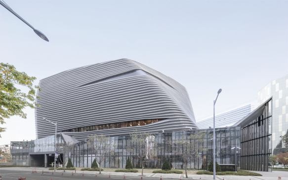 The first floor is a transparent base that 

invites people in; the upper levels house showrooms and are largely windowless. 