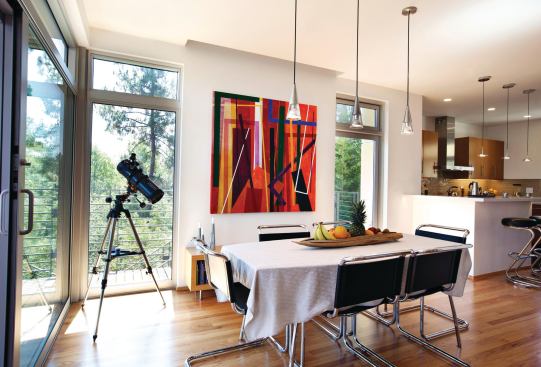 The open floor plan leverages the home’s east elevation to deliver morning light to the kitchen and dining area, limiting the need for the pendant lights over the table on most days. The aluminum windows are fitted with PPG’s Solarban 70XL glazing, a commercial-grade, low-E coated insulated glass with a 0.27 solar heat gain coefficient, a U-value of 0.27, and 64% visible light transmittance. 888.774.4332. www.ppg.com.