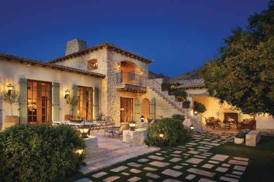 Inspired by Italian villas, this new house combines 

a high-performance building envelope with rustic 

reclaimed materials.

Architect: OZ Architects, Scottsdale, Ariz.; 

Interior designer: Karen Rapp Interiors, Phoenix

