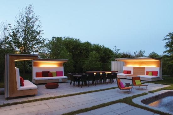 Roofed poolside sofas transform into off-season lanterns. To save time and avoid disturbing the site, the lanterns were prefabricated in Gray Organschi’s workshop and delivered flat-packed. 


