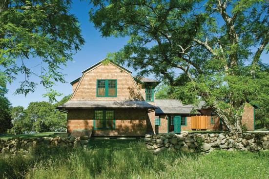 The shingled façade says “seaside” and the gambrel roof says “farm”, making the house compatible with its coastal and formerly agricultural site. 
