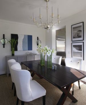 The adjacent dining room follows that program. 