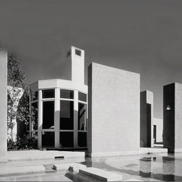 1992: Desert Made A covered entry courtyard, surrounded by glass, provided access to each of the three wings of the horseshoe-shaped house, specifically a massive kitchen, nook, and family room; formal living at the entry; and a bedroom wing featuring the now-requisite master suite retreatâ€”this time with a mini-kitchen added to the mix. The design also promoted concepts such as passive solar and thermal mass, proper shading, and xeriscaping.