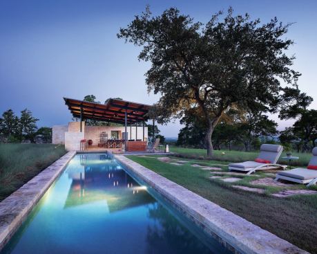 Sandy-colored plaster on the pool’s interior is a nod to the limestone bottom of local creeks and rivers.