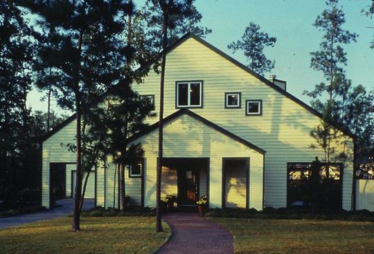 1984: Open Plan The only one in the programâ€™s history listed for less than $100,000, the inaugural home featured an open main-level floor plan, which at the time was an innovative concept. A 10-foot plate and living areas outlined by furniture, flooring, and a few columns expanded the efficient footprint. High windows enabled the master â€œretreatâ€? (perhaps the first time that moniker appeared in print) to share natural light between the bedroom and bathroom.