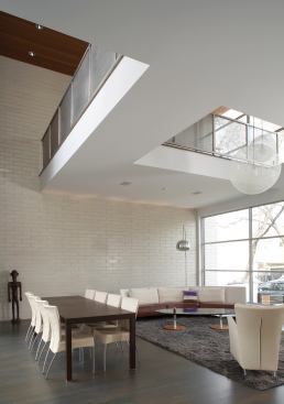 An open floor plan preserves internal and external sight lines.