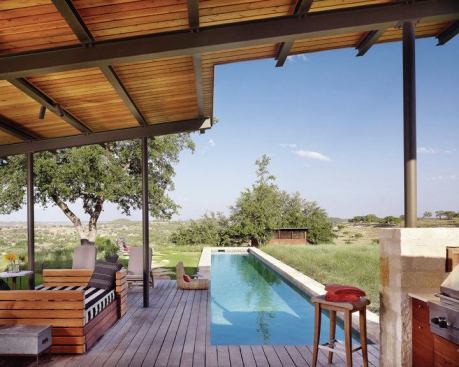 The Douglas fir roof opens to the south and follows the land’s contours.

