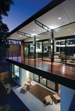 The bedrooms are located on the first floor and the living spaces on the second, in order to exploit the home's scenic views.