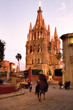 CASA students are immersed in San Miguel’s cultural heritage, including 17th-century architecture and the Parroquia Cathedral on the town square.