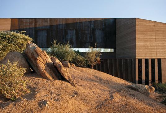 The Construction Zone’s most demanding project to date, Desert Courtyard pushes the limits of construction technology with knife-edge detailing in rammed earth and rusted steel. Architect: Wendell Burnette Architects, Phoenix