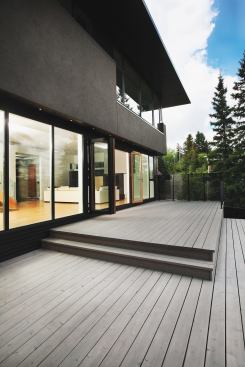 Designed in 2007 for a couple with teenage children, the Simpson Residence has a thin U-shaped plan organized around a courtyard to permit the unfettered flow of daylight and views of downtown.
